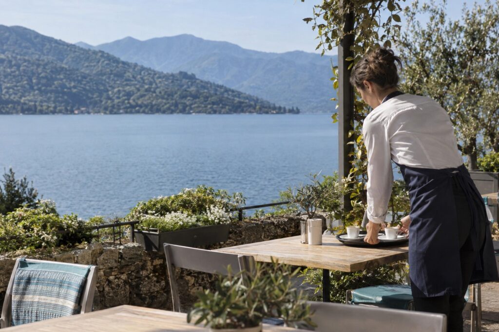 Personale di un locale al lavoro su una terrazza affacciata sul lago